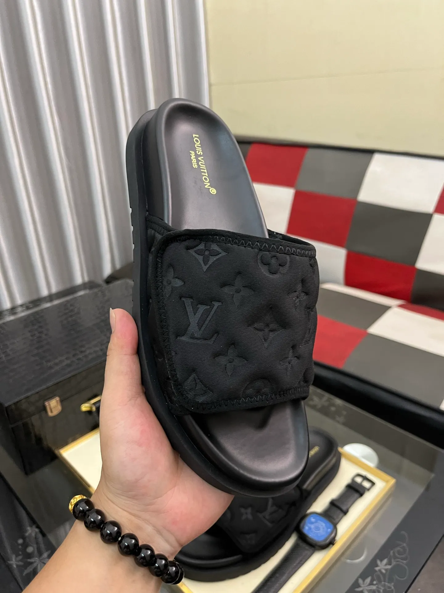 Men's men's shoes💰320⌚️⌚️[Louis Vuitton LV slippers] (high-end cowhide) counter 1:1 fashion style summer must-have! The designer used LV’s iconic outsole. The original simple slippers instantly become fashionable! The upper is made of flexible special cowhide leather straps alternately, and the workmanship is exquisite! A must-have for stylish men in summer, size 38-44